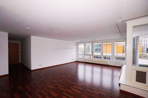 Wohnzimmer - Sonnige Eleganz über den Dächern Zwickaus - Stilvolle 4-Zimmer-Wohnung mit Platz zum Leben