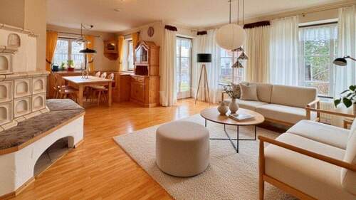 Wohn-/Essbereich im Erdgeschoss mit Zugang auf die Terrasse - 6 Zimmer Einfamilienhaus in Altusried