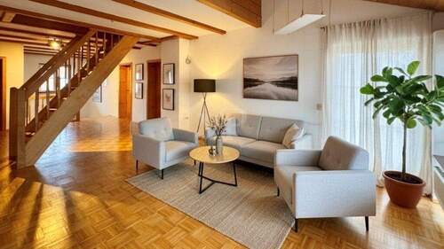 Diele mit offenem Wohnbereich im Obergeschoss - 