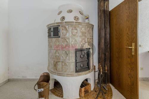 uriger Kachelofen im Hobbyraum im Keller - 