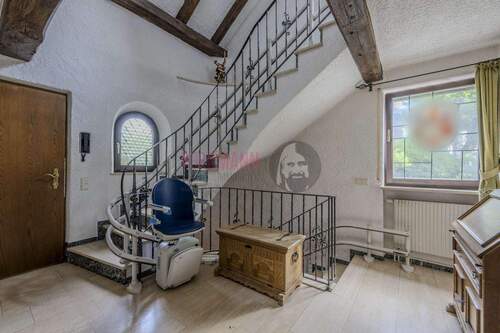 Eingangsbereich mit Treppenlift - Einfamilienhaus mit 145,00 m² in Hohenbrunn zum Kaufen