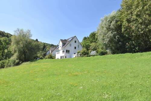 Ansicht Nordost Sommer - 5 Zimmer Mehrfamilienhaus, Wohnhaus zum Kaufen in Egloffstein