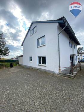 Haus Rückseite - 1 Zimmer Mehrfamilienhaus, Wohnhaus zum Kaufen in Holzappel