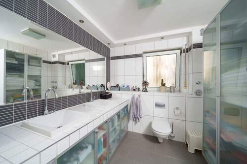 2.OG: Hauptbad - Waschtisch - 