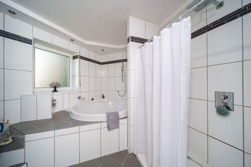 2.OG: Dusche und Rundwanne - 