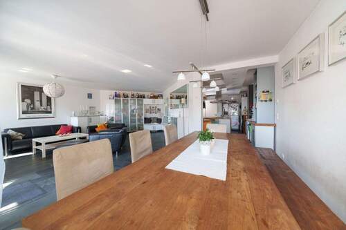 1.OG: Wohn- & Essbereich 1 - 8 Zimmer Etagenwohnung in Bochum