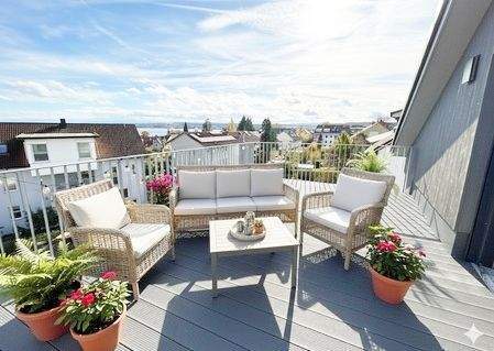 Balkon - Möblierungsbeispiel - ERSTBEZUG und SEESICHT - letzte Wohnung: 4.0 Zi. Dachgeschoss mit gr. Balkon in kleiner Einheit (4 WE)