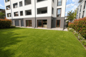 Außenansicht mit Garten - 3 Zimmer Etagenwohnung in Frankfurt am Main