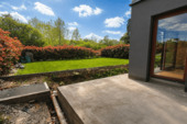 Blick in Garten mit unfertiger Terrasse - 