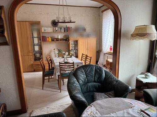 Wohnzimmer mit Blick ins Eszimmer - 