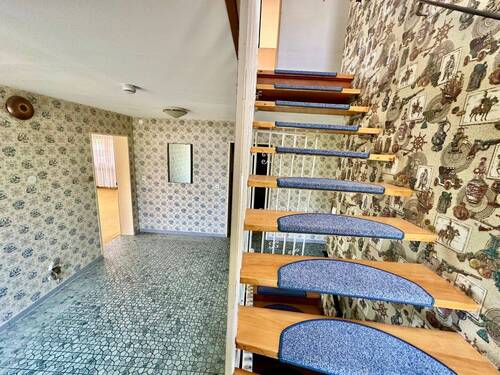 Eingangsbereich / Aufgangstreppe im Erdgeschoss - 1 Zimmer Mehrfamilienhaus, Wohnhaus in Herbolzheim