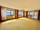 Großes und helles Wohnzimmer im Erdgeschoss - Mehrfamilienhaus, Wohnhaus mit 319,00 m² in Herbolzheim zum Kaufen
