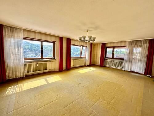 Großes und helles Wohnzimmer im Erdgeschoss - Mehrfamilienhaus, Wohnhaus mit 319,00 m² in Herbolzheim zum Kaufen