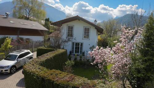 Frontansicht - Sonniges Familienglück mit Bergblick: Gepflegtes Einfamilienhaus, FBH, Kamin, PV