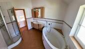 Bad Eckwanne und Dusche und WC - 