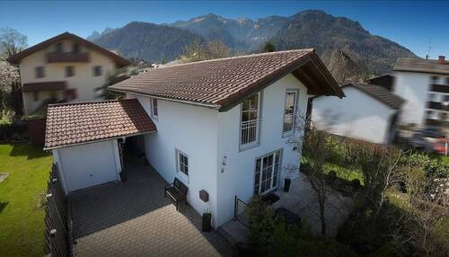 Einfahrt und Garage - 4 Zimmer Einfamilienhaus zum Kaufen in Bayerisch Gmain