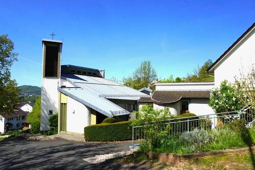 Ansicht Kirche mit Kloster und Wohnhaus - RESERVIERT: Ehemalige Kirche, Wohnhaus, Klostertrakt - Raum für Ihre Ideen