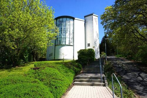 Ansicht Kirche von Süd-Westen mit privater Treppe - 1 Zimmer Mehrfamilienhaus, Wohnhaus zum Kaufen in Rotenburg an der Fulda