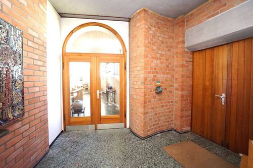 Eingangsbereich Kirche EG - 1 Zimmer Mehrfamilienhaus, Wohnhaus in Rotenburg an der Fulda