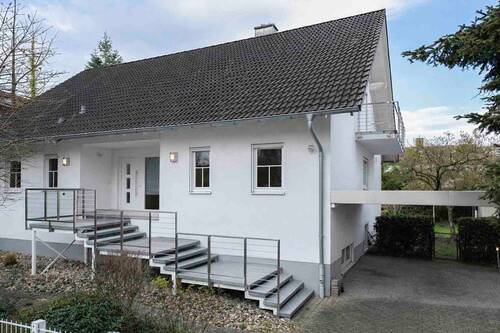 Ansicht Einfahrt - Hochwertiges Einfamilienhaus mit großzügiger Praxis-Bürofläche im Souterrain