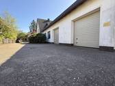 Auffahrt mit Garagen - 