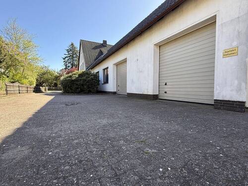 Auffahrt mit Garagen - 