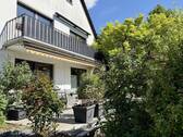 Seitliche Hausansicht mit Terrasse - 1 Zimmer Mehrfamilienhaus, Wohnhaus in Walsrode