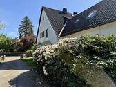 Seitliche Hausansicht mit Auffahrt - 