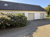 Auffahrt mit Garagen - 