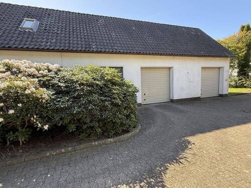 Auffahrt mit Garagen - 