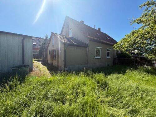hintere Hausansicht mit Garten - 4 Zimmer Doppelhaushälfte in Eisenberg