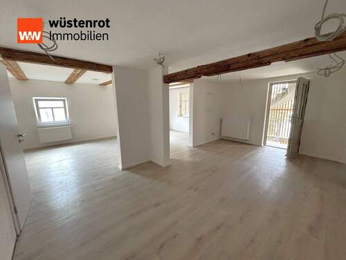 Küche, mit Blick in Wohnraum und Eingang - 3 Zimmer Etagenwohnung in Engelthal