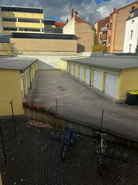 Blick Garagenhof.jpg - Mehrfamilienhaus, Wohnhaus mit 647,90 m&sup2; in Nürnberg zum Kaufen