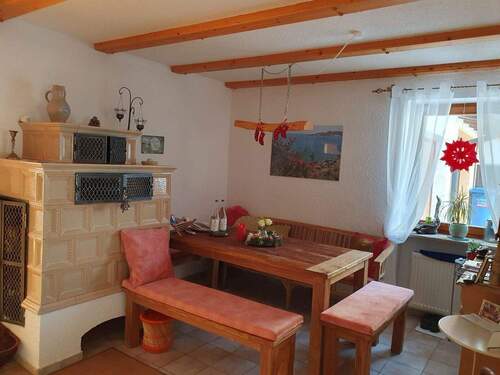 Esszimmer mit Kachelofen - 