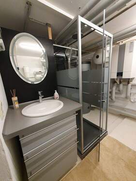 Dusche und Waschtisch - 