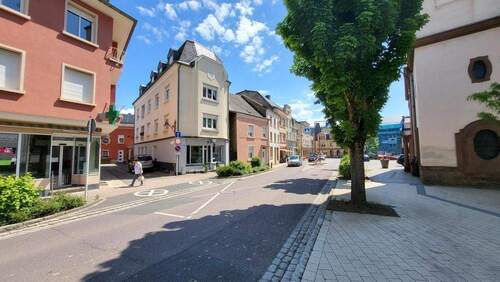 Bild 1 - Erstbezug nach Renovierung. Repräsentatives Büro, Tageslichtbad mit Dusche. Wasserbillig Zentrum.