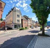 Erstbezug nach Renovierung. Repräsentatives Büro, Tageslichtbad mit Dusche. Wasserbillig Zentrum.