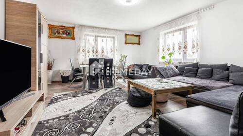 1. OG Wohnzimmer 1 - Zweifamilienhaus mit viel Platz und Gestaltungsfreiheit in ruhiger Lage