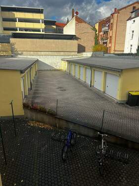 Blick Garagenhof.jpg - Mehrfamilienhaus, Wohnhaus in Nürnberg zum Kaufen