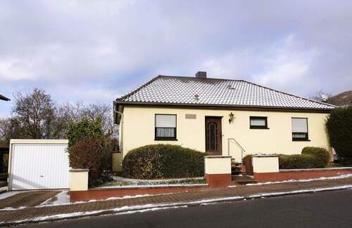 Vorderansicht mit Garage - 