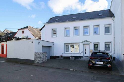 Außenansicht Straße - Charmantes Einfamilienhaus mit Sauna, Garage & Stellplätzen in ruhiger Lage von Trier-Pfalzel