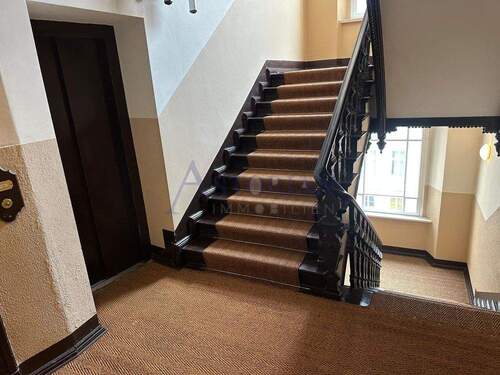 Treppenhaus + Aufzug - 4 Zimmer Etagenwohnung zum Kaufen in Berlin
