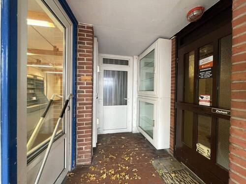 Eingangsbereich Laden links, Laden rechts und Treppenhaus in der Mitte - 