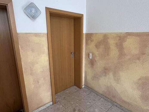 Wohnungseingangstür - 3 Zimmer Etagenwohnung zum Kaufen in Gotha