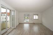 Wohnzimmer - Gemütliche 2-Raum-Wohnung mit Balkon, Tageslichtbad, Außenjalousien und Tiefgarage