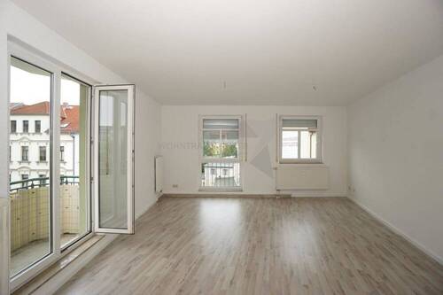 Wohnzimmer - Gemütliche 2-Raum-Wohnung mit Balkon, Tageslichtbad, Außenjalousien und Tiefgarage