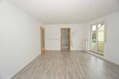 Wohnzimmer mit Blick in Küche - 2 Zimmer Etagenwohnung in Zwickau
