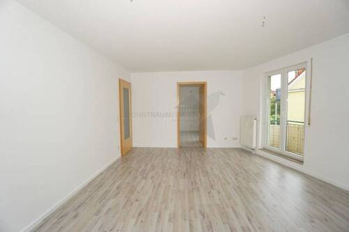 Wohnzimmer mit Blick in Küche - 2 Zimmer Etagenwohnung in Zwickau