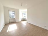 Wohnzimmer - Großzügige 3 Zimmer Wohnung mit Balkon und Garten