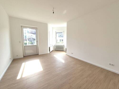 Wohnzimmer - Großzügige 3 Zimmer Wohnung mit Balkon und Garten